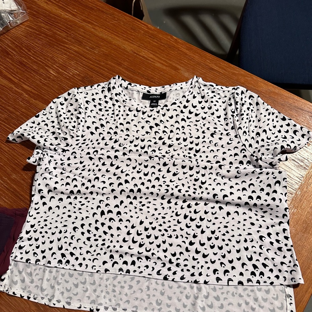 Women’s Tops Lot 4 For $20 Size Petite S/XS - Picture 2 of 11